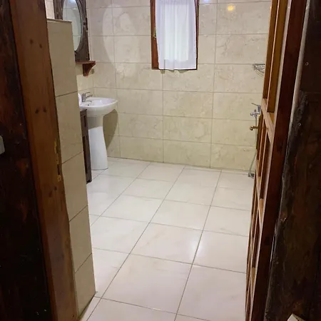 Stonehouse בית הארחה 4*