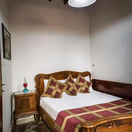 Stonehouse בית הארחה