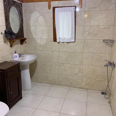 Stonehouse בית הארחה 4*