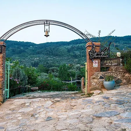 Stonehouse בית הארחה