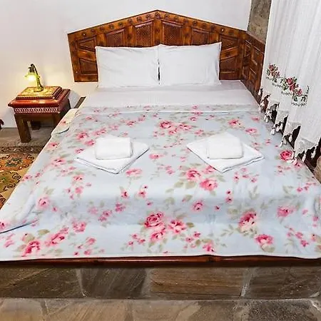 Stonehouse בית הארחה