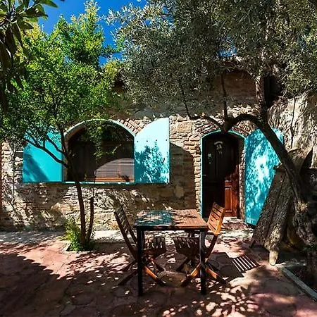 Stonehouse בית הארחה 4*