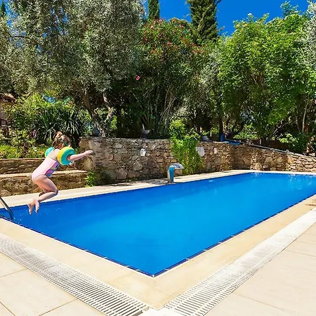 Stonehouse בית הארחה