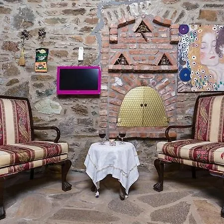 Stonehouse בית הארחה 4*